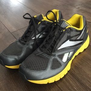 Men’s Reebok tennis shoe